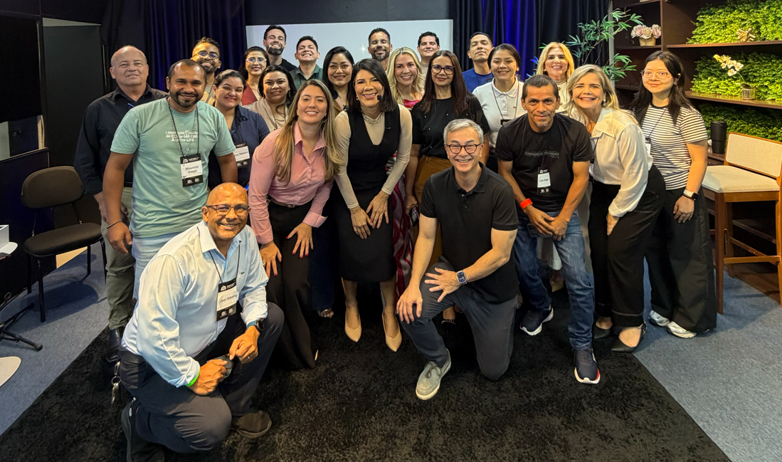 Foto de grupo em um encontro profissional